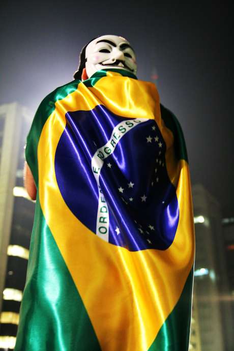 Manifestante segura a bandeira nacional em protesto em São Paulo <p>Manifestante segura a bandeira nacional em protesto em São Paulo</p>