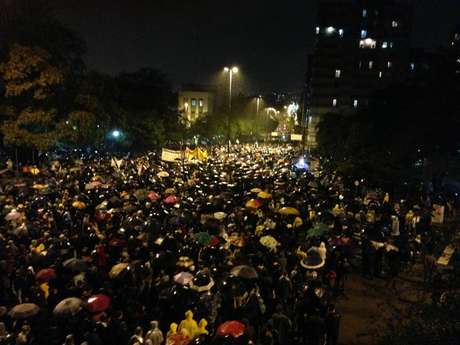 Manifestantes marcham pela avenida João Pessoa, em Porto Alegre <p>Manifestantes marcham pela avenida João Pessoa, em Porto Alegre</p>