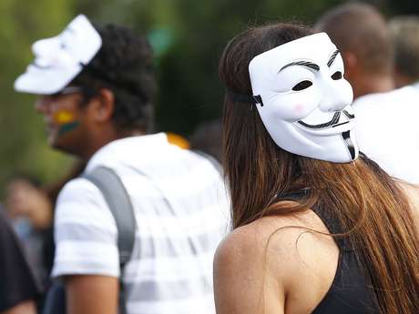 Jovens adotam máscara para pedir redução da passagem de ônibus e mudanças sociais <p>Jovens adotam máscara para pedir redução da passagem de ônibus e mudanças sociais</p>