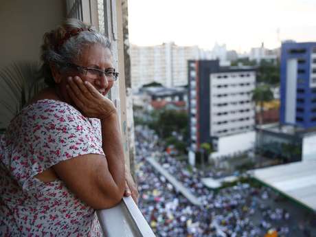 Mirza mora no 10º andar de um prédio e cedeu sua janela para a imprensa fazer fotos <p>Mirza mora no 10º andar de um prédio e cedeu sua janela para a imprensa fazer fotos</p>