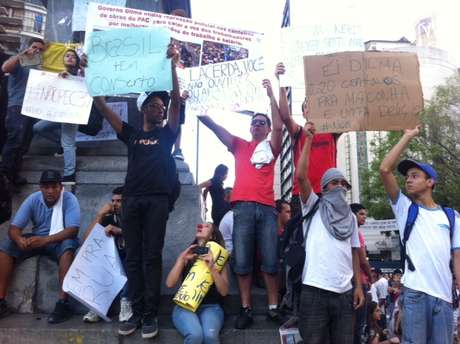 Manifestantes somam-se à nova jornada de protestos em Belo Horizonte <p>Manifestantes somam-se à nova jornada de protestos em Belo Horizonte</p>