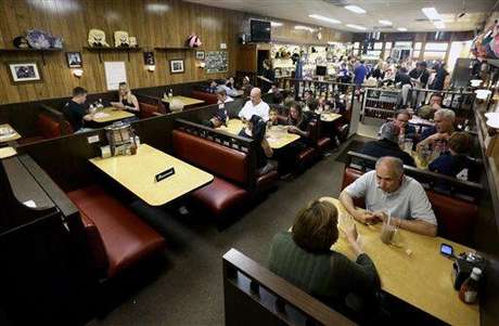 Sorveteria deixa reservada a mesa utilizada por James Gandolfini em Os Sopranos <p>Sorveteria deixa reservada a mesa utilizada por James Gandolfini em Os Sopranos </p>