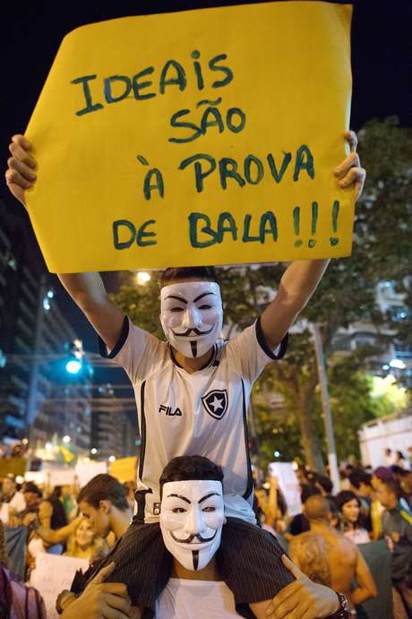 Manifestantes com a máscara do filme V de Vingança protestam em Niterói Manifestantes com a máscara do filme V de Vingança protestam em Niterói