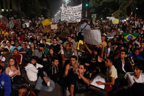 Manifestantes comemoram redução da tarifa do transporte público durante protesto na avenida Paulista com Peixoto Gomide, em São Paulo (SP), na noite desta quarta-feira <p>Manifestantes comemoram redução da tarifa do transporte público durante protesto na avenida Paulista com Peixoto Gomide, em São Paulo (SP), na noite desta quarta-feira</p>