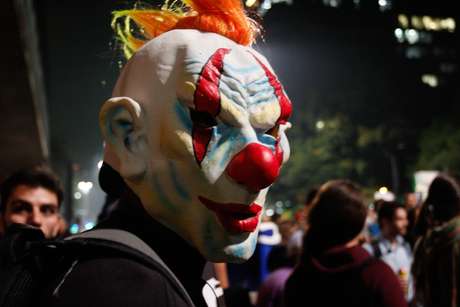 Alice Vergueiro / Futura Press Manifestantes comemoram redução da tarifa do transporte público durante protesto na Avenida Paulista com Peixoto Gomide, em São Paulo (SP), na noite desta quarta-feira