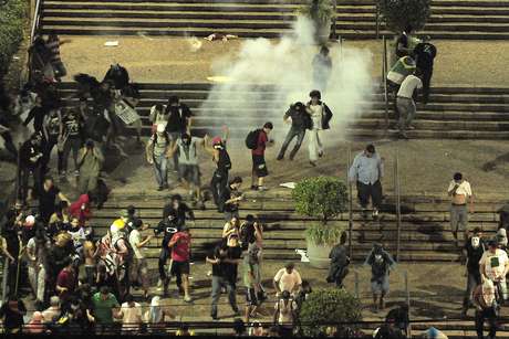 Policiais e a Guarda Municipal atiraram bombas de gás lacrimogêneo contra os manifestantes em frente à prefeitura de Campinas <p>Policiais e a Guarda Municipal atiraram bombas de gás lacrimogêneo contra os manifestantes em frente à prefeitura de Campinas</p>