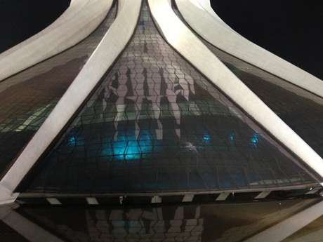 A Catedral Metropolitana de Brasília foi alvo de pedras e teve seus vitrais quebrados <p>A Catedral Metropolitana de Brasília foi alvo de pedras e teve seus vitrais quebrados</p>