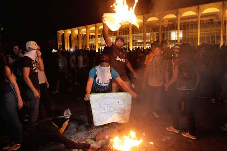 Manifestantes queimam cartazes em frente ao Itamaraty <p>Manifestantes queimam cartazes em frente ao Itamaraty</p>