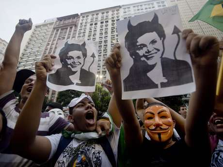 Manifestantes marchando pelas ruas do Rio de Janeiro em junho de 2013 <p>Manifestantes marchando pelas ruas do Rio de Janeiro em junho de 2013</p>