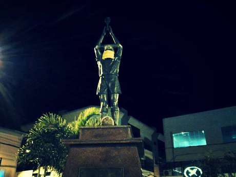 Estátua de Pelé também foi alvo durante protesto Estátua de Pelé também foi alvo durante protesto