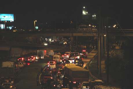 Em Esteio (RS), o Comando de Policiamento Metropolitano (CPM) bloqueou a BR-116 por volta das 19h30 para permitir a passagem de um grupo de manifestantes <p>Em Esteio (RS), o Comando de Policiamento Metropolitano (CPM) bloqueou a BR-116 por volta das 19h30 para permitir a passagem de um grupo de manifestantes</p>