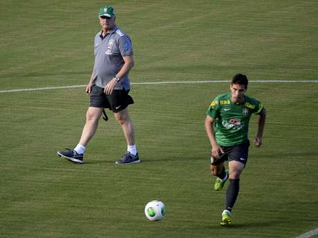 Felipão escolheu Hernanes como substituto de Paulinho <p>Felipão escolheu Hernanes como substituto de Paulinho</p>