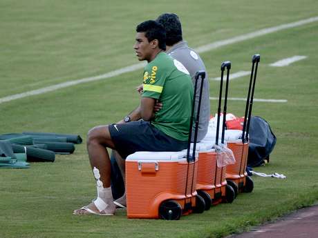Com tornozelo torcido, Paulinho desfalcou o Brasil neste sábado contra a Itália <p>Com tornozelo torcido, Paulinho desfalcou o Brasil neste sábado contra a Itália</p>