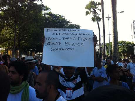 Manifestante baiano protestou contra a realização dos eventos da Fifa no Brasil <p>Manifestante baiano protestou contra a realização dos eventos da Fifa no Brasil</p>