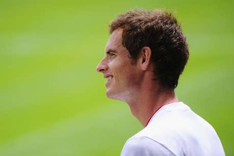 Tenista britânico sorri durante treinamento em Wimbledon, na Inglaterra, neste sábado Tenista britânico sorri durante treinamento em Wimbledon, na Inglaterra, neste sábado