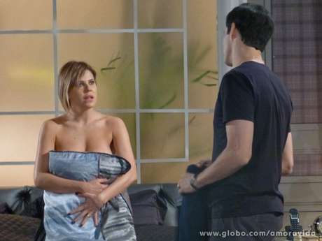 Edith fica nua na frente de Félix <p>Edith fica nua na frente de Félix</p>