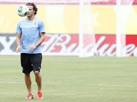 Jogador do Inter, camisa 10 Forlán conhece o futebol brasileiro <p>Jogador do Inter, camisa 10 Forlán conhece o futebol brasileiro</p>