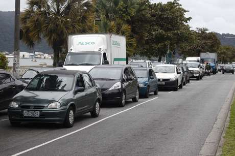 Rodovia ficou bloqueada por protesto por cerca de quatro horas nesta segunda-feira Rodovia ficou bloqueada por protesto por cerca de quatro horas nesta segunda-feira
