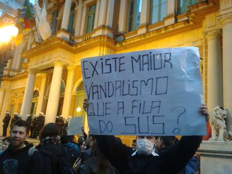Manifestante protesta contra o serviço público de saúde no País Manifestante protesta contra o serviço público de saúde no País