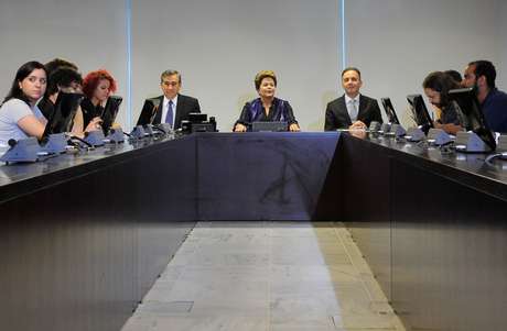 A presidente Dilma Rousseff se reuniu com representantes do Movimento Passe Livre (MPL) no Palácio do Planalto, em Brasília, para debater a pauta de reivindicações dos últimos protestos organizados pelo grupo <p>A presidente Dilma Rousseff se reuniu com representantes do Movimento Passe Livre (MPL) no Palácio do Planalto, em Brasília, para debater a pauta de reivindicações dos últimos protestos organizados pelo grupo</p>