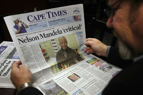 Imprensa local destaca "situação crítica" de Mandela Imprensa local destaca "situação crítica" de Mandela