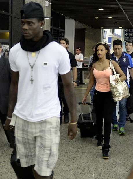 Casal embarcou de Fortaleza (foto); em Milão, saiu de carro sem falar com a imprensa <p>Casal embarcou de Fortaleza (foto); em Milão, saiu de carro sem falar com a imprensa</p>