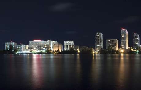 Condado, subdivisão do distrito de Santurce, tem como marca a modernidade de seus prédios e a badalação de suas ruas, cheias de lojas de grife, bares e restaurantes Condado, subdivisão do distrito de Santurce, tem como marca a modernidade de seus prédios e a badalação de suas ruas, cheias de lojas de grife, bares e restaurantes