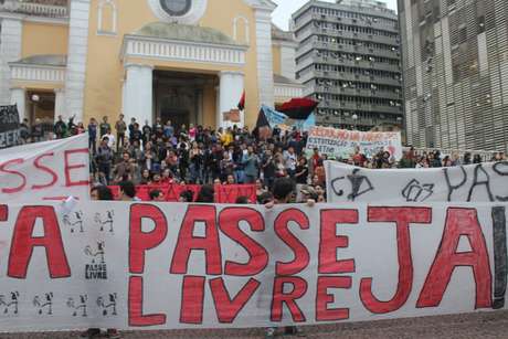 O manifesto, organizado pelo Movimento do Passe Livre (MPL) na capital catarinense, reúne em sua maioria estudantes da Universidade Federal de Santa Catarina (UFSC) e integrantes de partidos políticos de esquerda O manifesto, organizado pelo Movimento do Passe Livre (MPL) na capital catarinense, reúne em sua maioria estudantes da Universidade Federal de Santa Catarina (UFSC) e integrantes de partidos políticos de esquerda