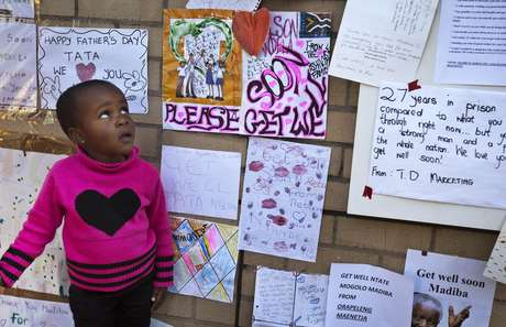 Otsile Maenetja, 3 anos, observa mensagens de apoio na entrada do hospital em que Mandela está internado Otsile Maenetja, 3 anos, observa mensagens de apoio na entrada do hospital em que Mandela está internado