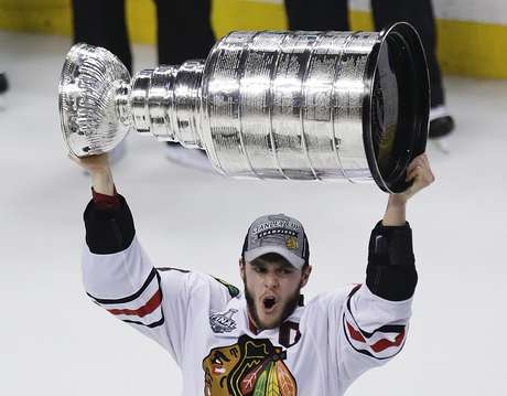 O Chicago Blackhawks conquistou o título na noite desta segunda O Chicago Blackhawks conquistou o título na noite desta segunda