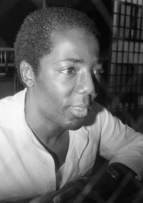7 de dezembro de 1982 - Charlie Brooks (número 1) foi o primeiro prisioneiro a ser executado desde a liberação da pena de morte pela Suprema Corte em 1976. Ele também foi o primeiro detento americano e receber a injeção letal. Brooks foi condenado por sequestrar e matar o funcionário de uma concessionária durante um test drive, em Fort Worth <p><strong>7 de dezembro de 1982 - </strong>Charlie Brooks (número 1) foi o primeiro prisioneiro a ser executado desde a liberação da pena de morte pela Suprema Corte em 1976. Ele também foi o primeiro detento americano e receber a injeção letal. Brooks foi condenado por sequestrar e matar o funcionário de uma concessionária durante um test drive, em Fort Worth</p>