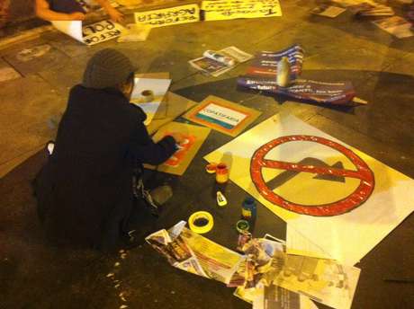 Manifestante prepara cartaz que simboliza ser proibido virar à direita; protesto promete parar BH na quarta <p>Manifestante prepara cartaz que simboliza ser proibido virar à direita; protesto promete parar BH na quarta</p>