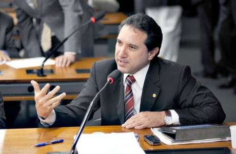 A Câmara dos Deputados abriu processo de cassação do mandato de Natan Donadon (sem partido-RO) <p>A Câmara dos Deputados abriu processo de cassação do mandato de Natan Donadon (sem partido-RO)</p>
