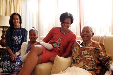Mandela posa para fotos com a primeira-dama dos Estados Unidos, Michelle Obama, e suas filhas no dia 21 de junho de 2011, em Qunu Mandela posa para fotos com a primeira-dama dos Estados Unidos, Michelle Obama, e suas filhas no dia 21 de junho de 2011, em Qunu