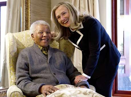 A secretária de Estado americana, Hillary Clinton, se encontra com Mandela na casa do ex-presidente sul-africano, em Qunu, em 6 de agosto de 2012, uma das últimas imagens dele divulgadas internacionalmente A secretária de Estado americana, Hillary Clinton, se encontra com Mandela na casa do ex-presidente sul-africano, em Qunu, em 6 de agosto de 2012, uma das últimas imagens dele divulgadas internacionalmente
