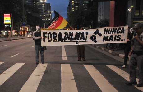 Manifestantes pedem a saída da presidente Dilma Rousseff em protesto na avenida Paulista, em São Paulo <p>Manifestantes pedem a saída da presidente Dilma Rousseff em protesto na avenida Paulista, em São Paulo</p>
