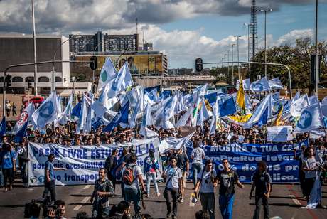 Estudantes ligados à UNE fazem marcha em Brasília por mais investimento em educação Estudantes ligados à UNE fazem marcha em Brasília por mais investimento em educação