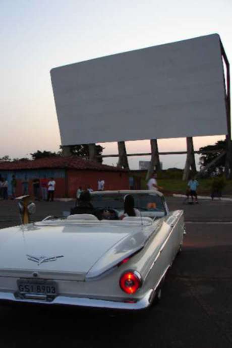 No Cine Drive-In é possível assistir aos longas de dentro do próprio carro No Cine Drive-In é possível assistir aos longas de dentro do próprio carro