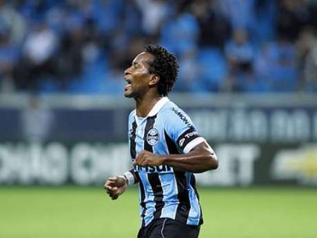 Meia Zé Roberto afirmou que em 21 anos de carreira nunca tinha lesionado um rival em uma entrada e disse que não é desleal <p>Meia Zé Roberto afirmou que em 21 anos de carreira nunca tinha lesionado um rival em uma entrada e disse que não é desleal</p>