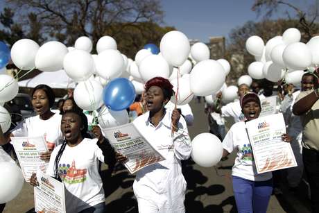 Com balões, cidadãos rezam nas proximidades do hospital onde Mandela está internado em estado crítico <p>Com balões, cidadãos rezam nas proximidades do hospital onde Mandela está internado em estado crítico</p>