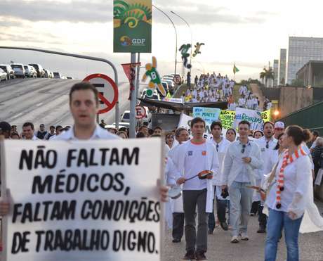 De jaleco, centenas de médicos protestaram em Brasília nesta sexta-feira De jaleco, centenas de médicos protestaram em Brasília nesta sexta-feira