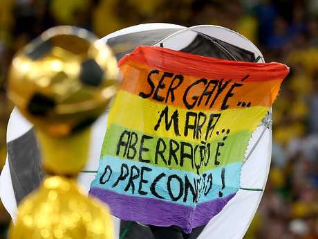 Voluntários da cerimônia aproveitaram para fazer protesto durante a apresentação <p>Voluntários da cerimônia aproveitaram para fazer protesto durante a apresentação</p>