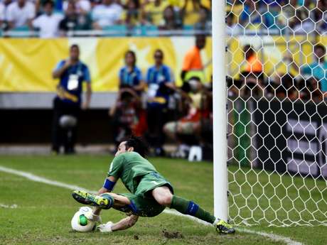 Buffon defendeu três pênaltis e decidiu para a Itália <p>Buffon defendeu três pênaltis e decidiu para a Itália</p>