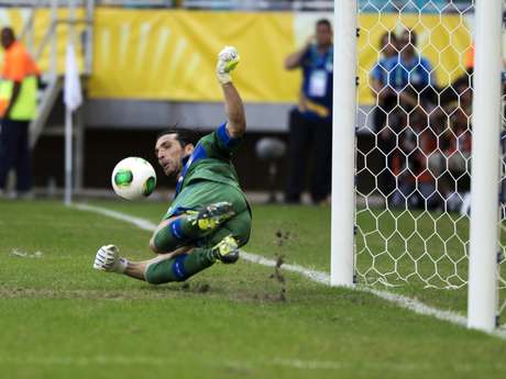 Buffon defendeu pênaltis de Forlán, Cáceres e Gargano <p>Buffon defendeu pênaltis de Forlán, Cáceres e Gargano</p>