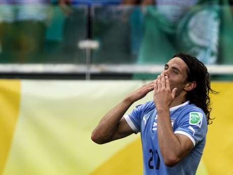 Cavani fez dois gols para o Uruguai e converteu sua cobrança na decisão por pênaltis <p>Cavani fez dois gols para o Uruguai e converteu sua cobrança na decisão por pênaltis</p>