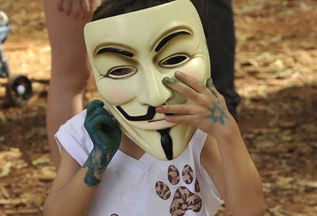 Pequenos usaram a máscara do personagem do filme V de Vingança, símbolo dos protestos no Brasil <p>Pequenos usaram a máscara do personagem do filme V de Vingança, símbolo dos protestos no Brasil</p>