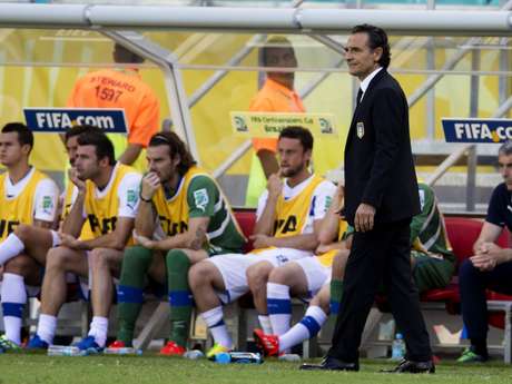 Prandelli sofreu por poder fazer apenas três substituições no jogo <p>Prandelli sofreu por poder fazer apenas três substituições no jogo</p>