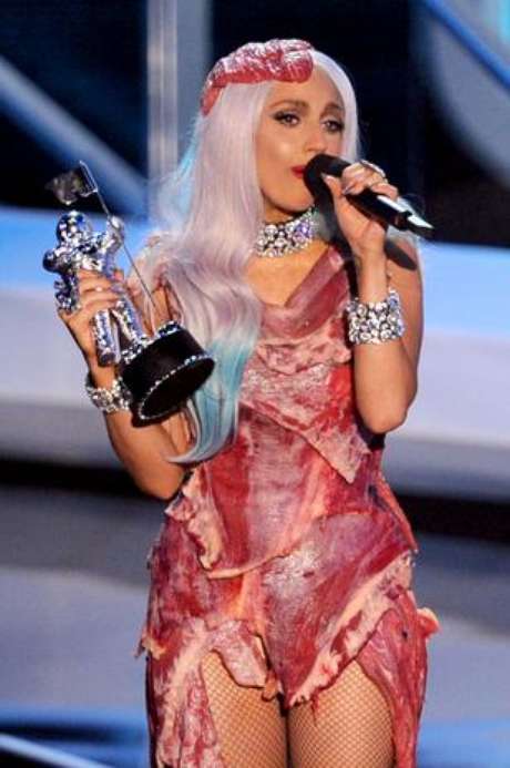 Gaga causou polêmica ao surgir com uma roupa feita de carne no MTV Video Music Awards 2010 <p>Gaga causou polêmica ao surgir com uma roupa feita de carne no MTV Video Music Awards 2010</p>