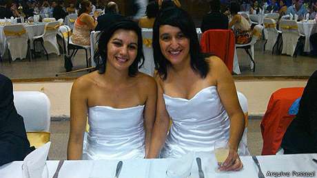 Seledad e Karina são casadas e querem ter, ambas, direitos de mãe Seledad e Karina são casadas e querem ter, ambas, direitos de mãe