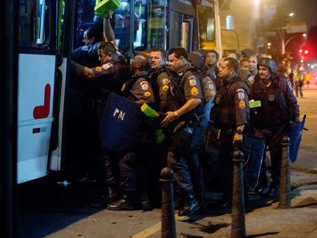 Policiais disputam vaga em ônibus ao final dos protestos Policiais disputam vaga em ônibus ao final dos protestos